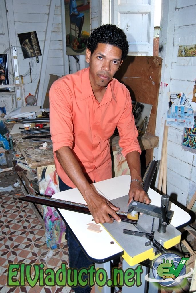 Stanley Pérez trabajando en enmarcados de Cuadros